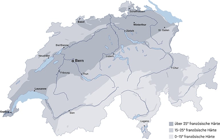 Eine Karte die die Wasserhärte in der Schweiz aufzeigt. Das Mittelland (Genf, Fribourg, Bern, Luzern, Zürich, Basel, Schaffhausen und Teile von St. Gallen haben sehr verkalktes Wasser. Im Tessin und Wallis ist das Wasser eher weich.
